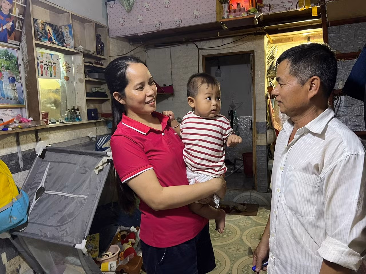 Chủ nhà trọ trò chuyện để nắm tâm tư, nguyện vọng của người thuê trọ nhằm có những hỗ trợ, tháo gỡ kịp thời, động viên người thuê trọ ở lại TPHCM làm việc. Chủ nhà trọ trò chuyện để nắm tâm tư, nguyện vọng của người thuê trọ nhằm có những hỗ trợ, tháo gỡ kịp thời, động viên người thuê trọ ở lại TPHCM làm việc.