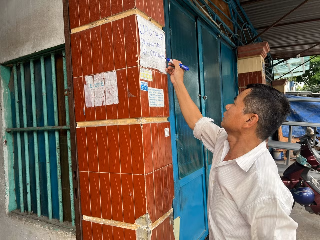 Viết lại thông tin “cho thuê phòng trọ” cùng số điện thoại liên lạc trước nhà, ông Hoàng Phó Thạo (chủ nhà trọ ở khu phố 9, phường Tân Tạo, quận Bình Tân) thở dài nói rằng, gần 20 năm kinh doanh nhà trọ, chưa bao giờ ế ẩm như lúc này. Viết lại thông tin “cho thuê phòng trọ” cùng số điện thoại liên lạc trước nhà, ông Hoàng Phó Thạo (chủ nhà trọ ở khu phố 9, phường Tân Tạo, quận Bình Tân) thở dài nói rằng, gần 20 năm kinh doanh nhà trọ, chưa bao giờ ế ẩm như lúc này.