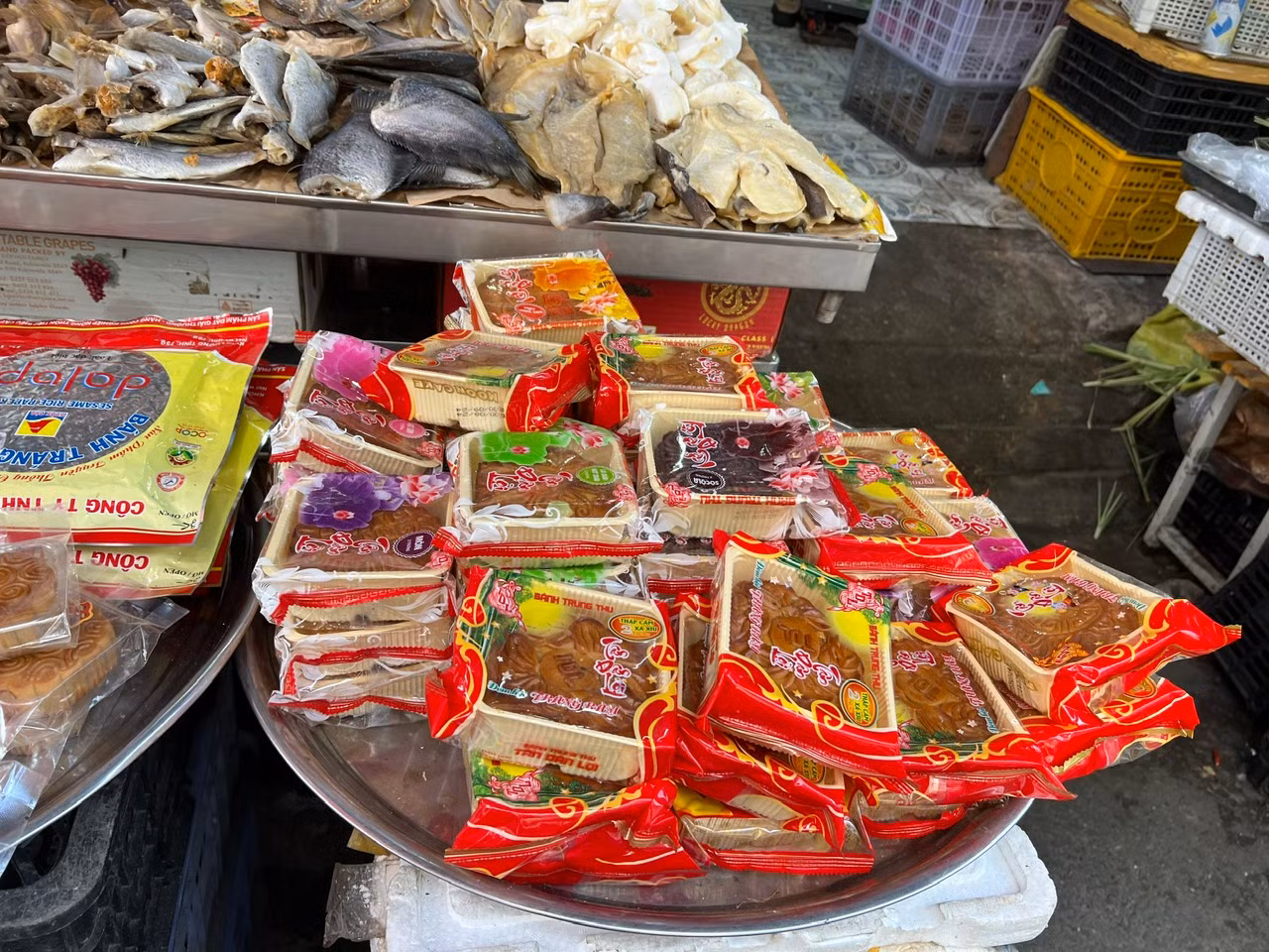 Ở chợ truyền thống, bánh trung thu được bày bán chung với cá khô, nước mắm...