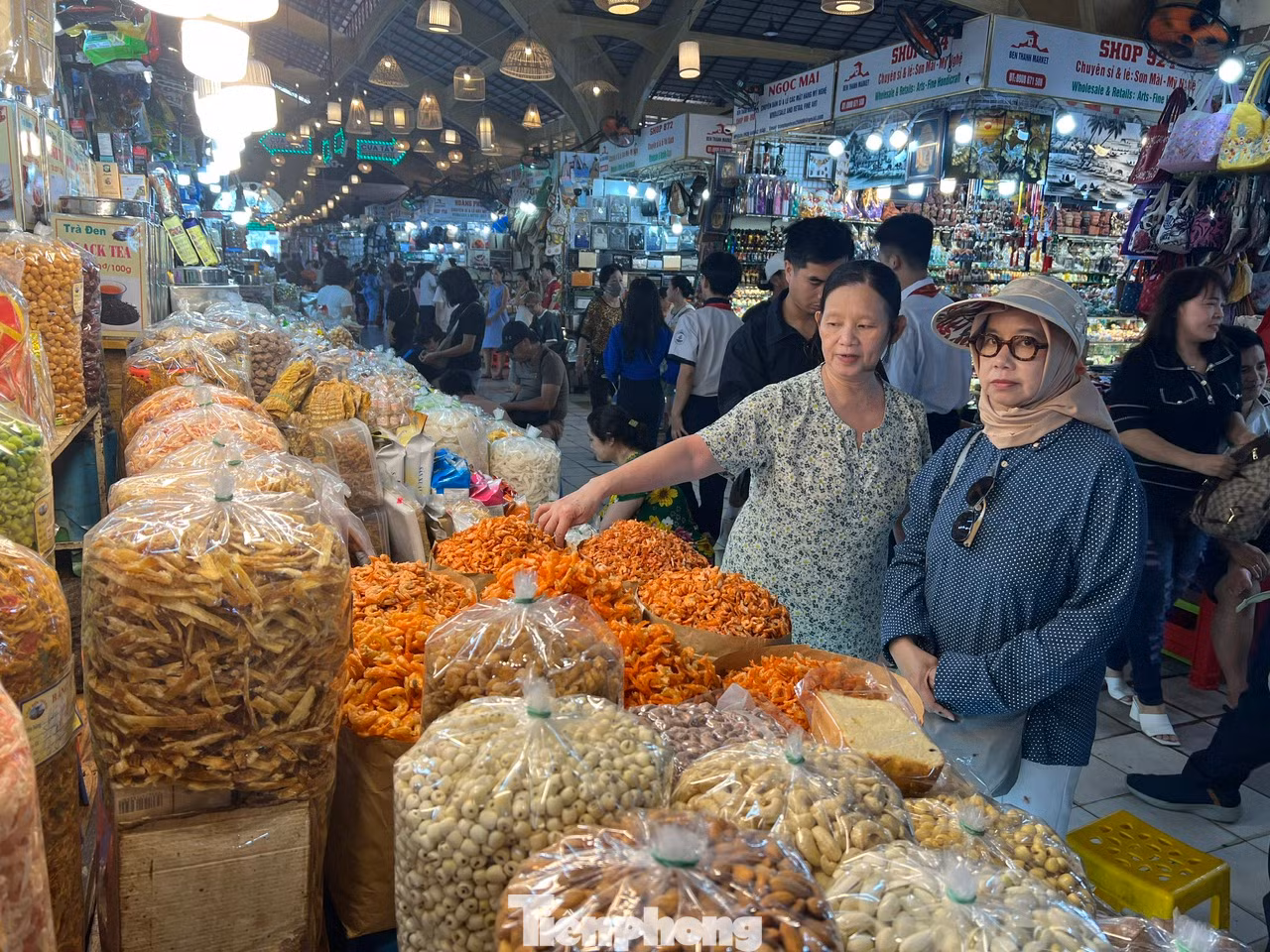 Tiểu thương giới thiệu sản phẩm đến khách hàng Tiểu thương giới thiệu sản phẩm đến khách hàng