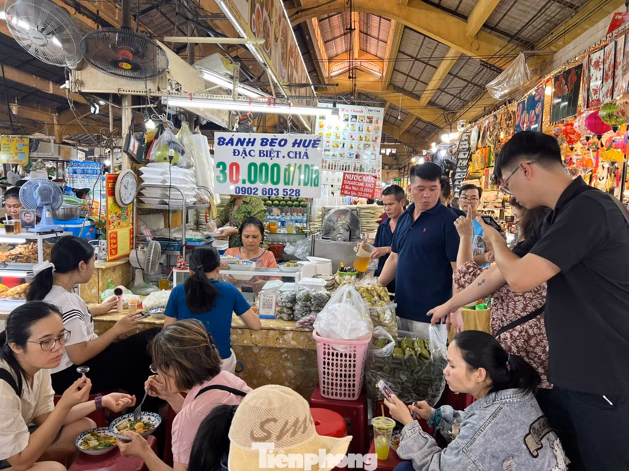 Khu ẩm thực ở chợ Bến Thành tấp nập du khách Khu ẩm thực ở chợ Bến Thành tấp nập du khách