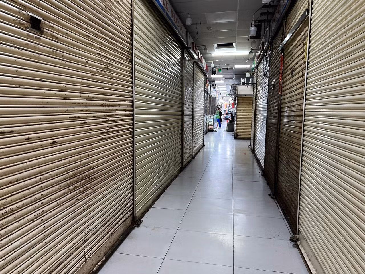 Là quầy hàng hiếm hoi còn mở cửa trong chợ An Đông dịp lễ, bà Bình (kinh doanh quần áo) cho biết, chợ vốn đã vắng khách nên lễ càng vắng hơn. Vì vậy tiểu thương đóng sạp tạm nghỉ, vì có mở bán cũng rất ít người mua.