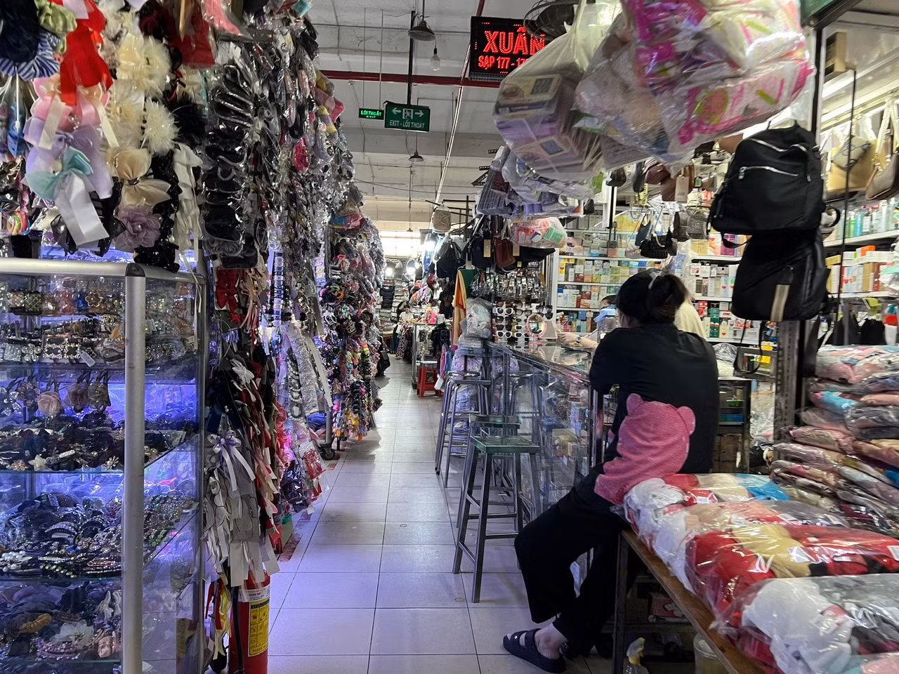 Trưa 2/9, tại nhiều chợ truyền thống ở TPHCM như Phú Lâm (quận 6), Bà Chiểu (quận Bình Thạnh), Tân Định (quận 1)… cùng chung cảnh vắng khách, ế ẩm.