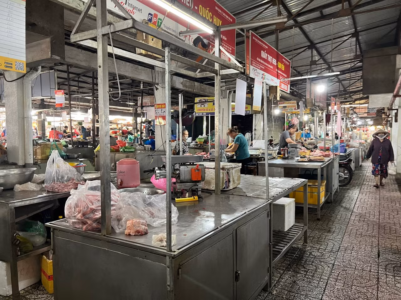Tại chợ Phạm Văn Hai (quận Tân Bình), tiểu thương cũng ngóng khách. Nhiều sạp hàng rau, thịt… bỏ trống.