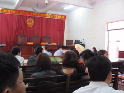 Phiên toà thu hút số lượng lớn người đến dự. Phiên toà thu hút số lượng lớn người đến dự