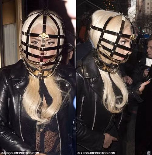 Chiếc lồng chụp đầu của Lady Gaga khiến khán giả nhớ đến nhân vật kinh dị