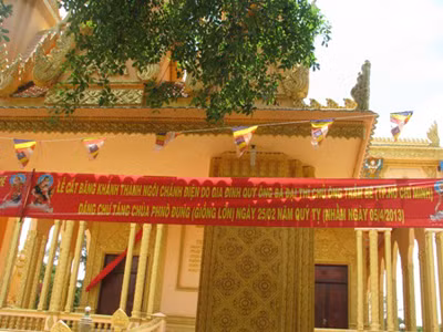 Tại chùa Giồng Lớn, băng rôn khánh thành chánh điện do đại gia đình thí chủ ông Trầm Bê góp xây dựng vẫn còn treo cho đến giờ. (Ảnh: Huỳnh Hải)