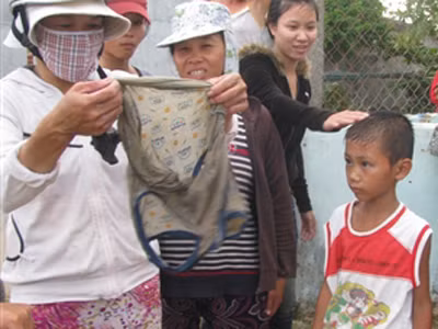 Cháu bé tội nghiệp và hàng xóm 