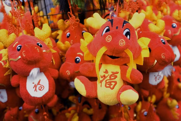 Chữ “Phúc” trên một chú rồng đón năm mới tại Singapore. Ảnh: Chinadaily