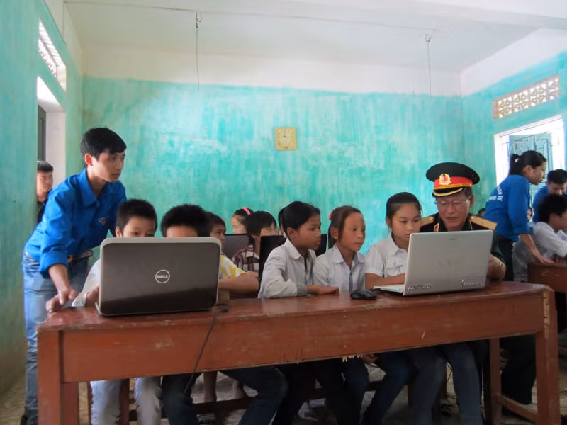 Đoàn cán bộ dự lớp phổ cập tin học