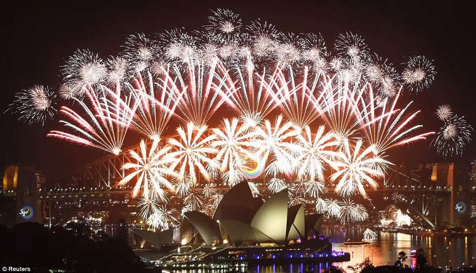 Màn pháo hoa “cầu vồng vô tận” rực rỡ trên cầu Sydney và nhà hát Opera. Ảnh: Reuters