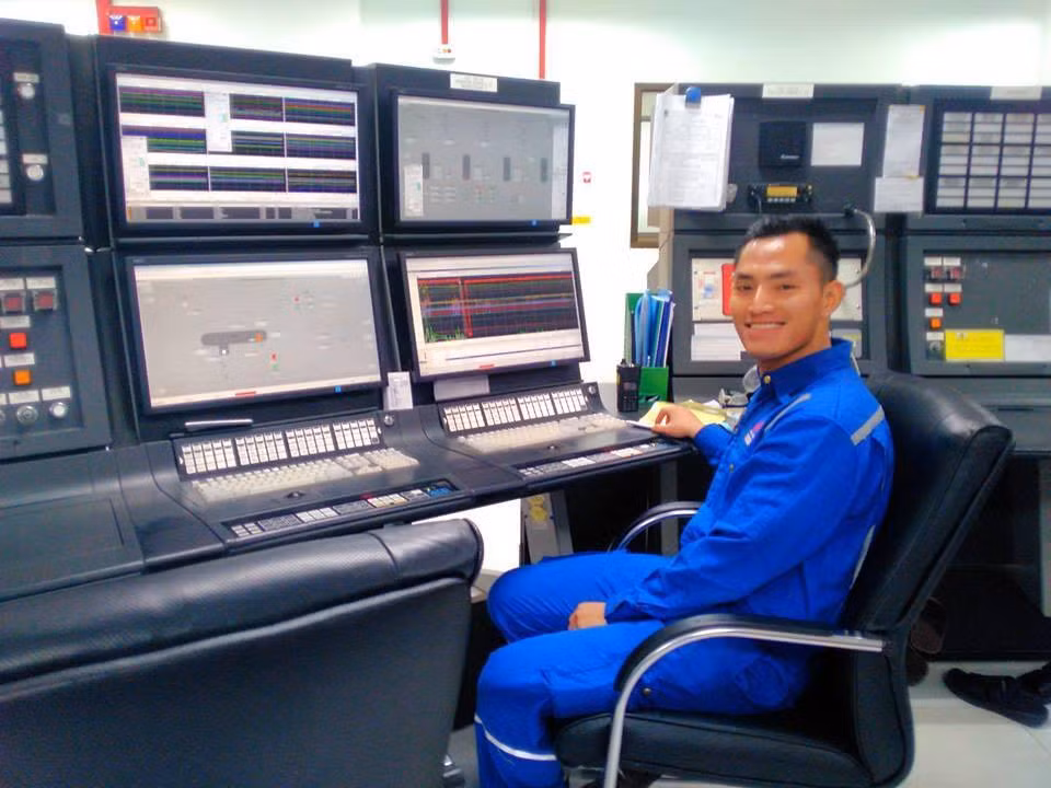 Trần Hoài Sơn làm việc tại giàn khoan ngoài khơi. Trần Hoài Sơn làm việc tại giàn khoan ngoài khơi.