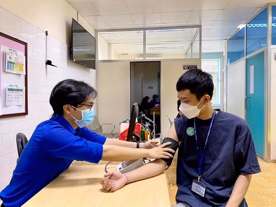 Một sinh viên trường ĐH Y Dược TP.HCM đang chuẩn bị tiêm vắc xin. Ảnh: HCDC Một sinh viên trường ĐH Y Dược TP.HCM đang chuẩn bị tiêm vắc xin. Ảnh: HCDC