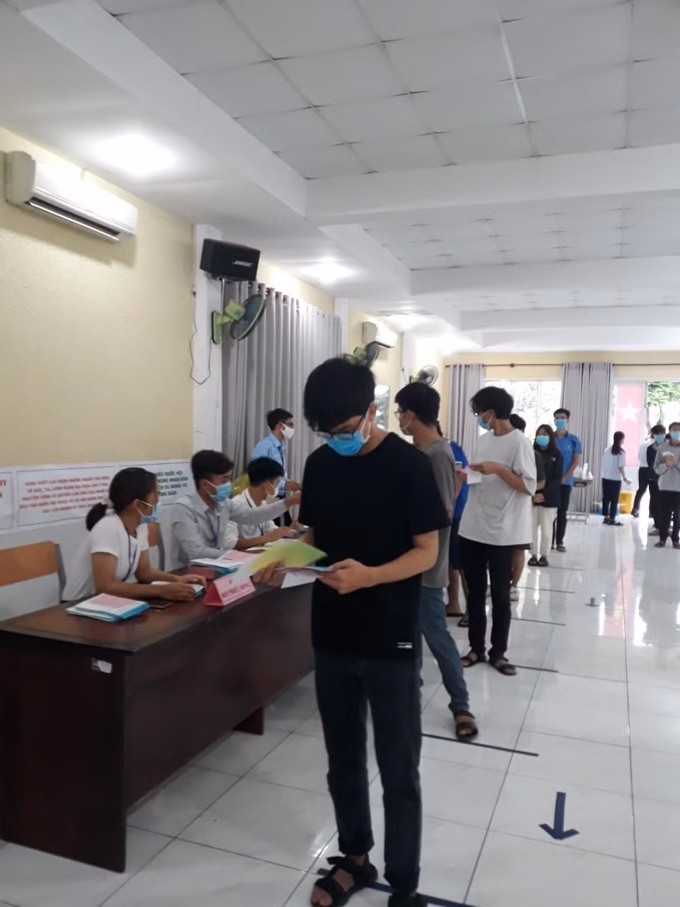 Cử tri sinh viên tham gia bỏ phiếu tại khu A KTX ĐHQG TP.HCM.