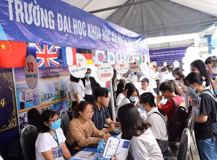 Thí sinh tìm hiểu các ngành học tại trường ĐH KHXH&NV (ĐHQG TP. HCM). Thí sinh tìm hiểu các ngành học tại trường ĐH KHXH&NV (ĐHQG TP. HCM).