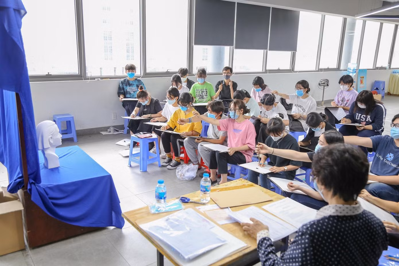 Thí sinh thi môn Năng khiếu Vẽ tại trường ĐH Văn Lang năm 2020. Thí sinh thi môn Năng khiếu Vẽ tại trường ĐH Văn Lang năm 2020.