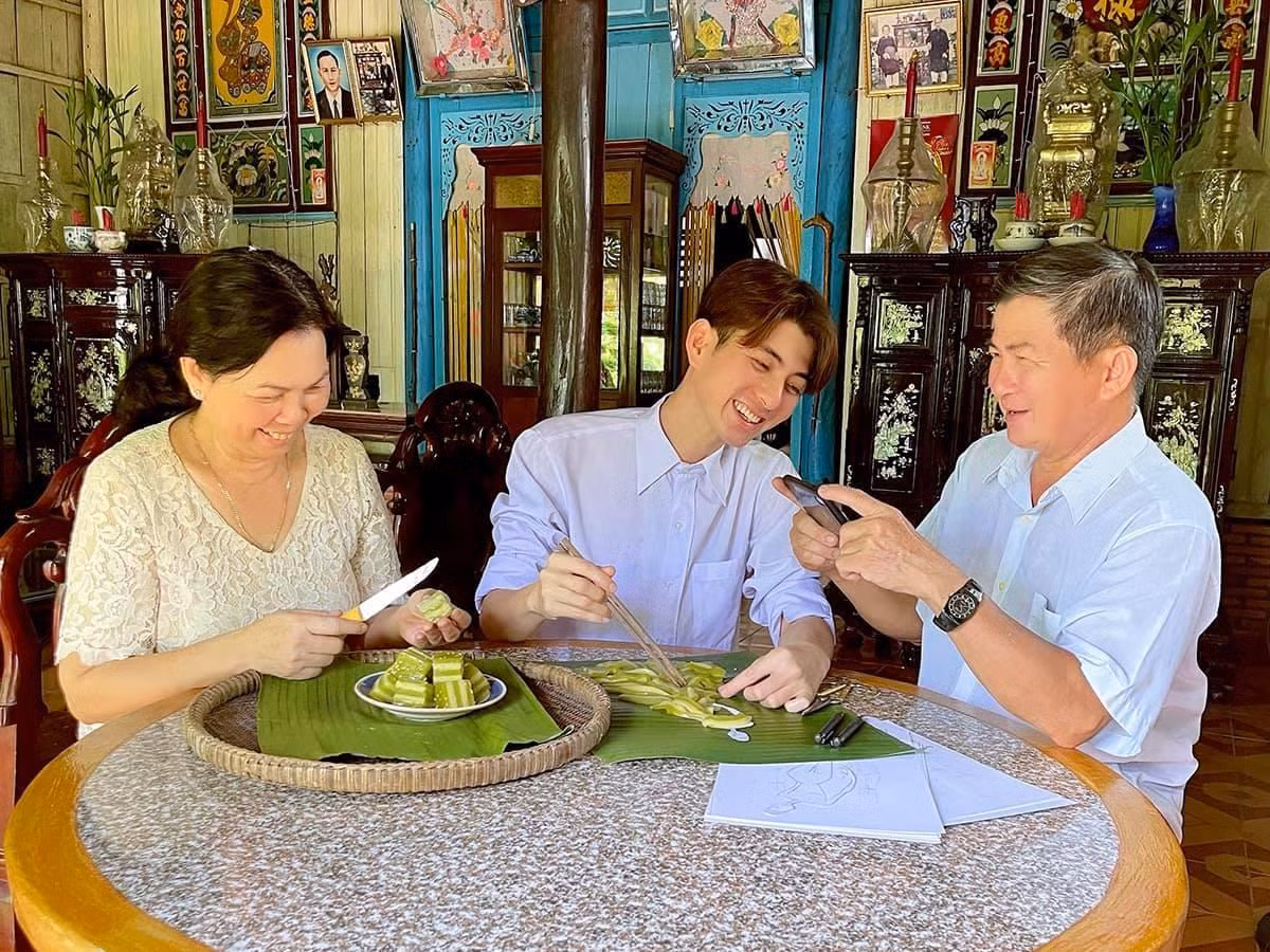 Niềm vui của Nguyễn Minh Công là cùng làm tác phẩm với ba mẹ. Niềm vui của Nguyễn Minh Công là cùng làm tác phẩm với ba mẹ.