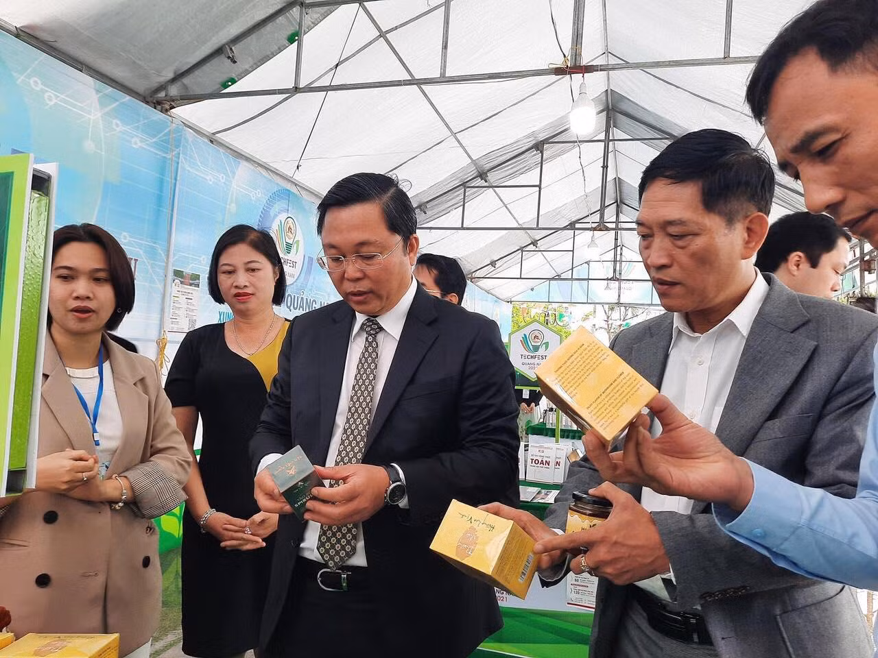 Chủ tịch UBND tỉnh Quảng Nam Lê Trí Thanh và Thứ trưởng Bộ KH&amp;CN Trần Văn Tùng xem các sản phẩm từ tảo xoắn của nhóm AlgaeVi tại Quang Nam Techfest 2021.