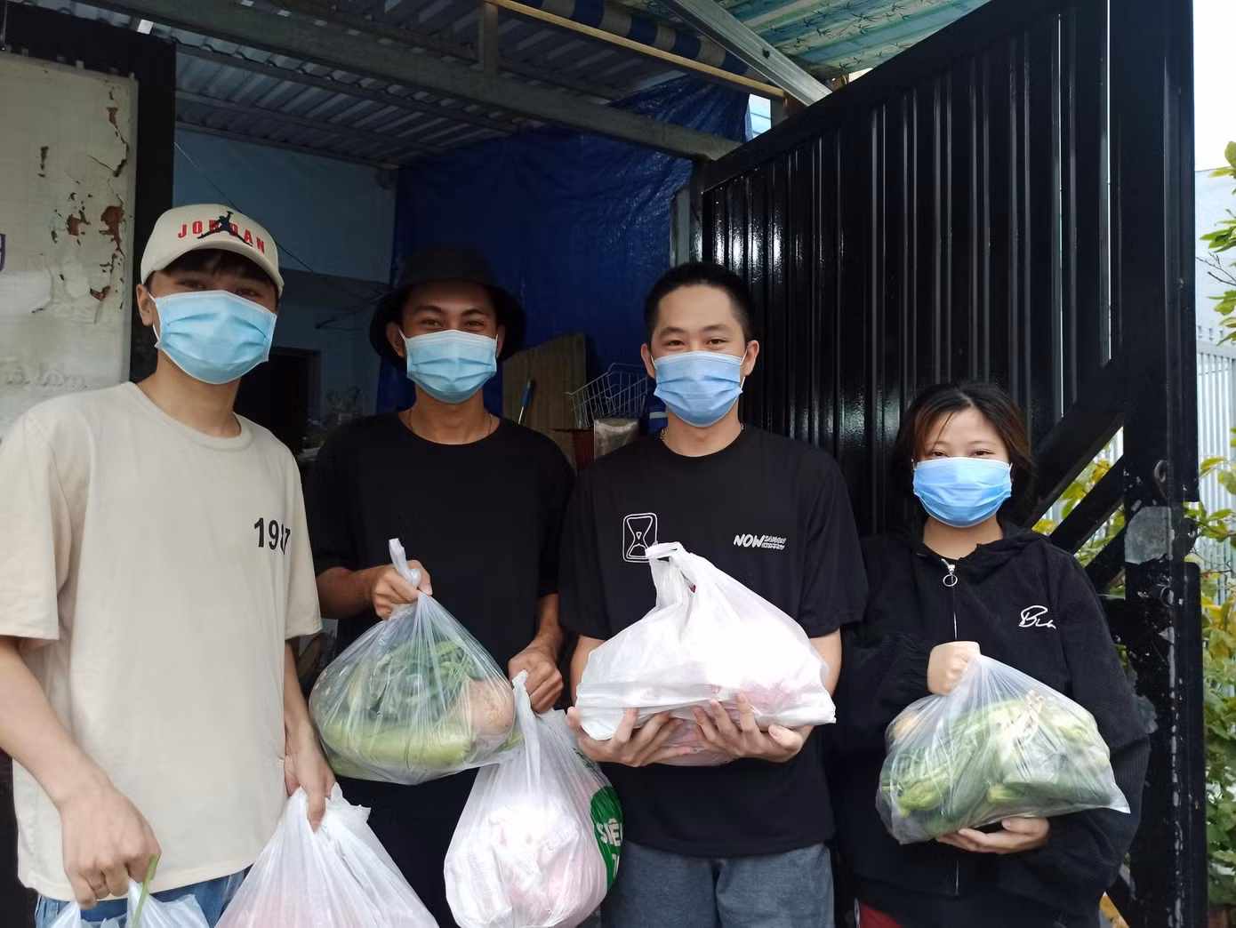 Sinh viên trường CĐ Quốc tế (ĐHQG TP. HCM) được nhà trường hỗ trợ thực phẩm trong thời gian giãn cách xã hội.