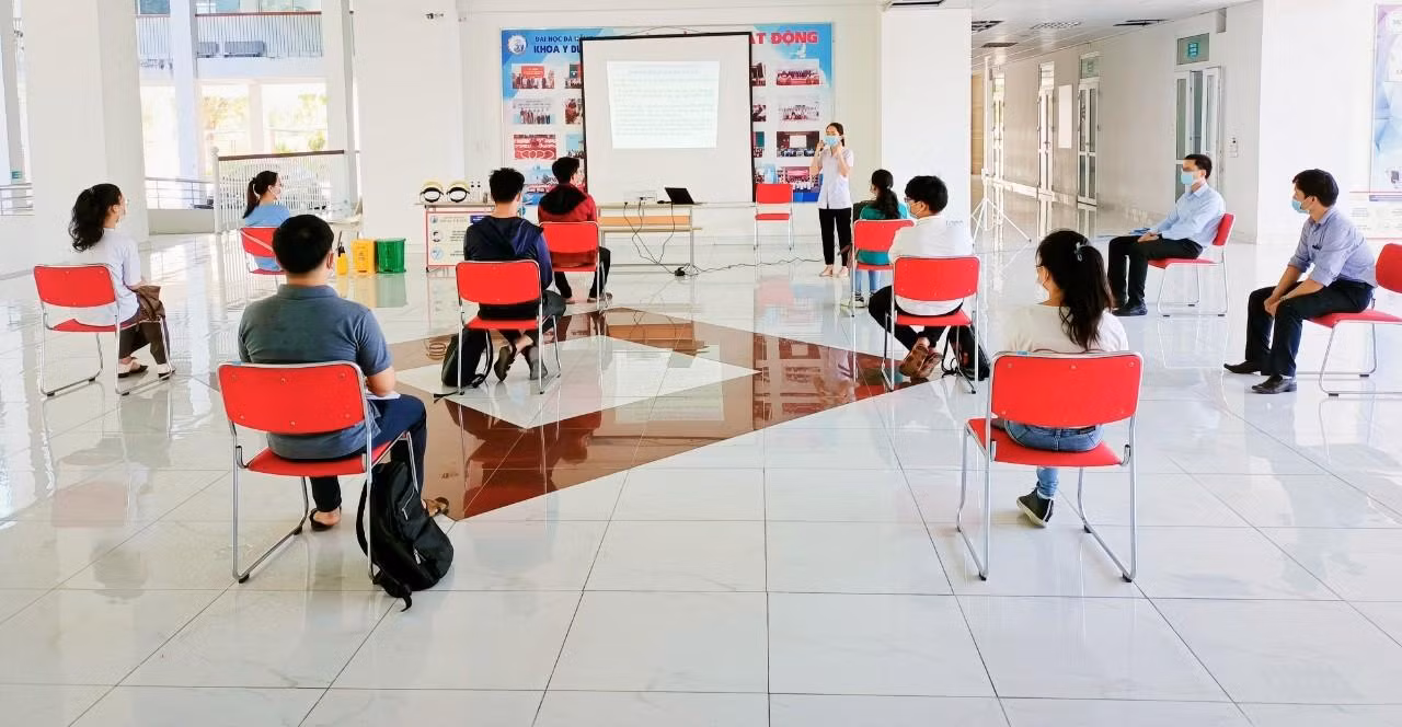 Buổi tập huấn của sinh viên Khoa Y Dược (ĐH Đà Nẵng). Buổi tập huấn của sinh viên Khoa Y Dược (ĐH Đà Nẵng).