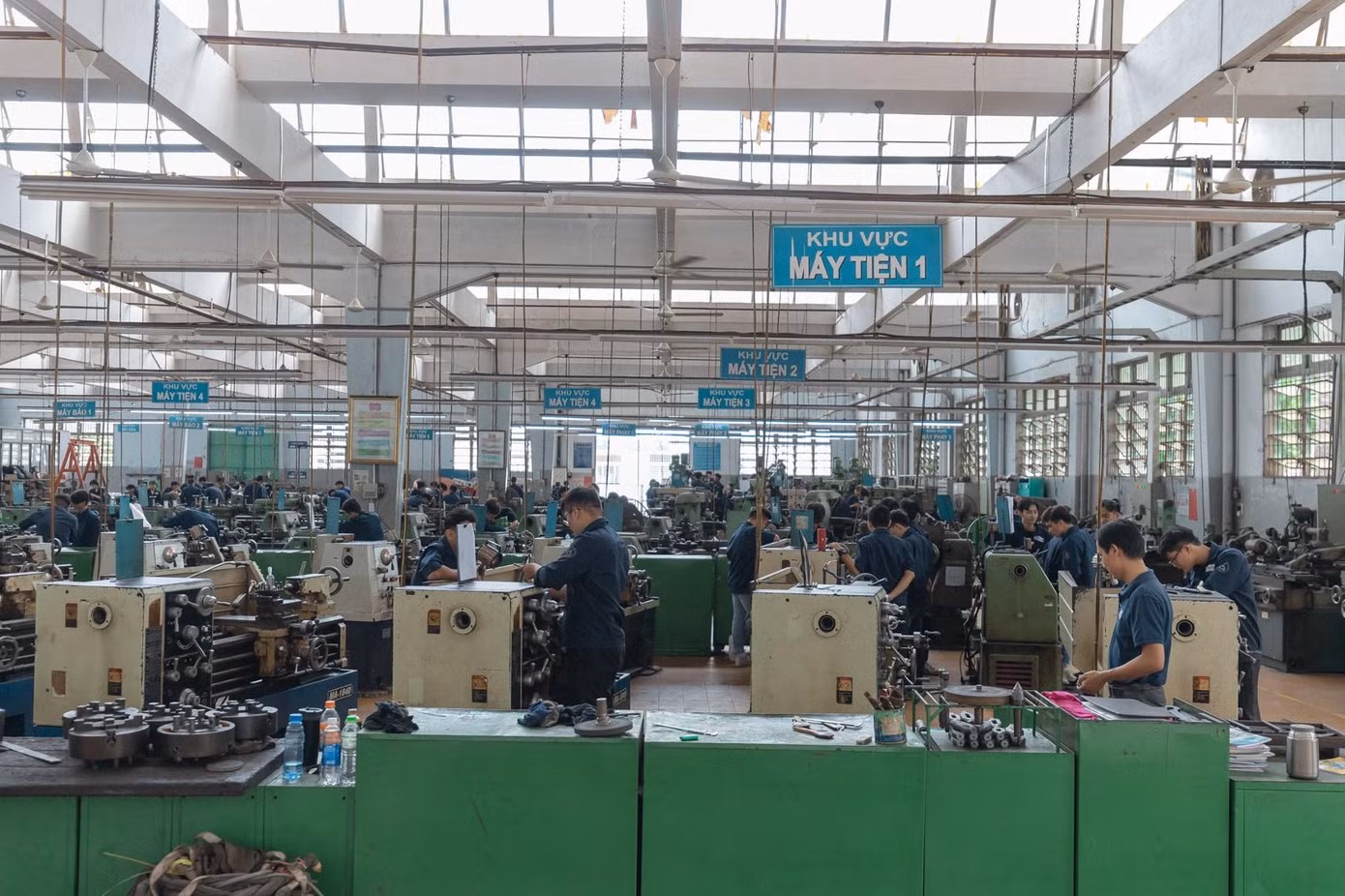 Các học phần thực hành, đồ án của sinh viên ĐH Sư phạm Kỹ thuật TP. HCM vẫn được tiến hành để đảm bảo tiến độ năm học nhưng phải tuân thủ việc phòng chống dịch.