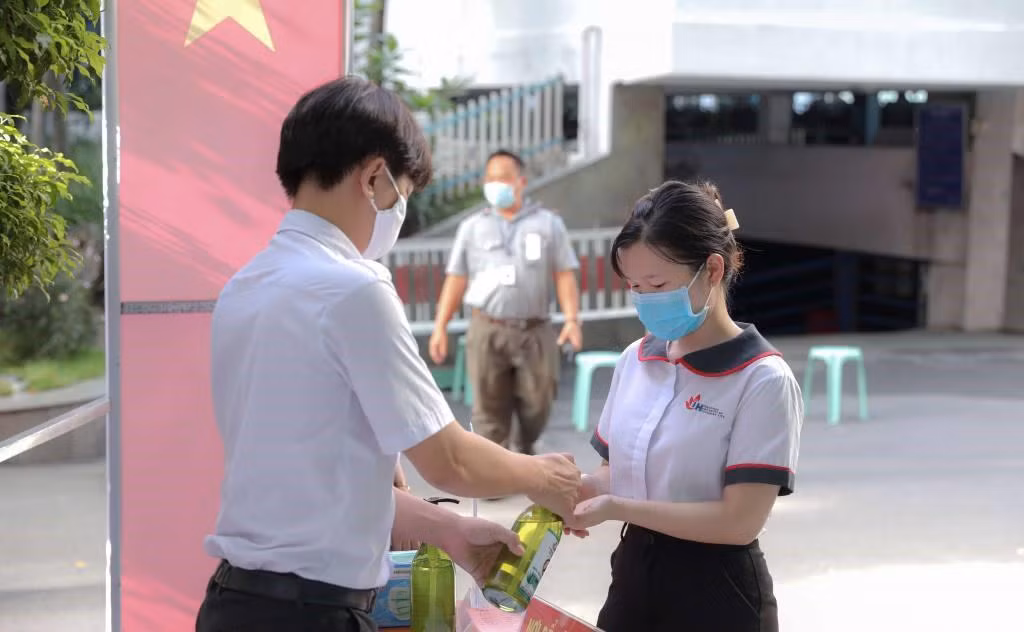 Đảm bảo phòng dịch cho cử tri sinh viên tại điểm bỏ phiếu thuộc ĐH Công nghiệp TP. HCM.
