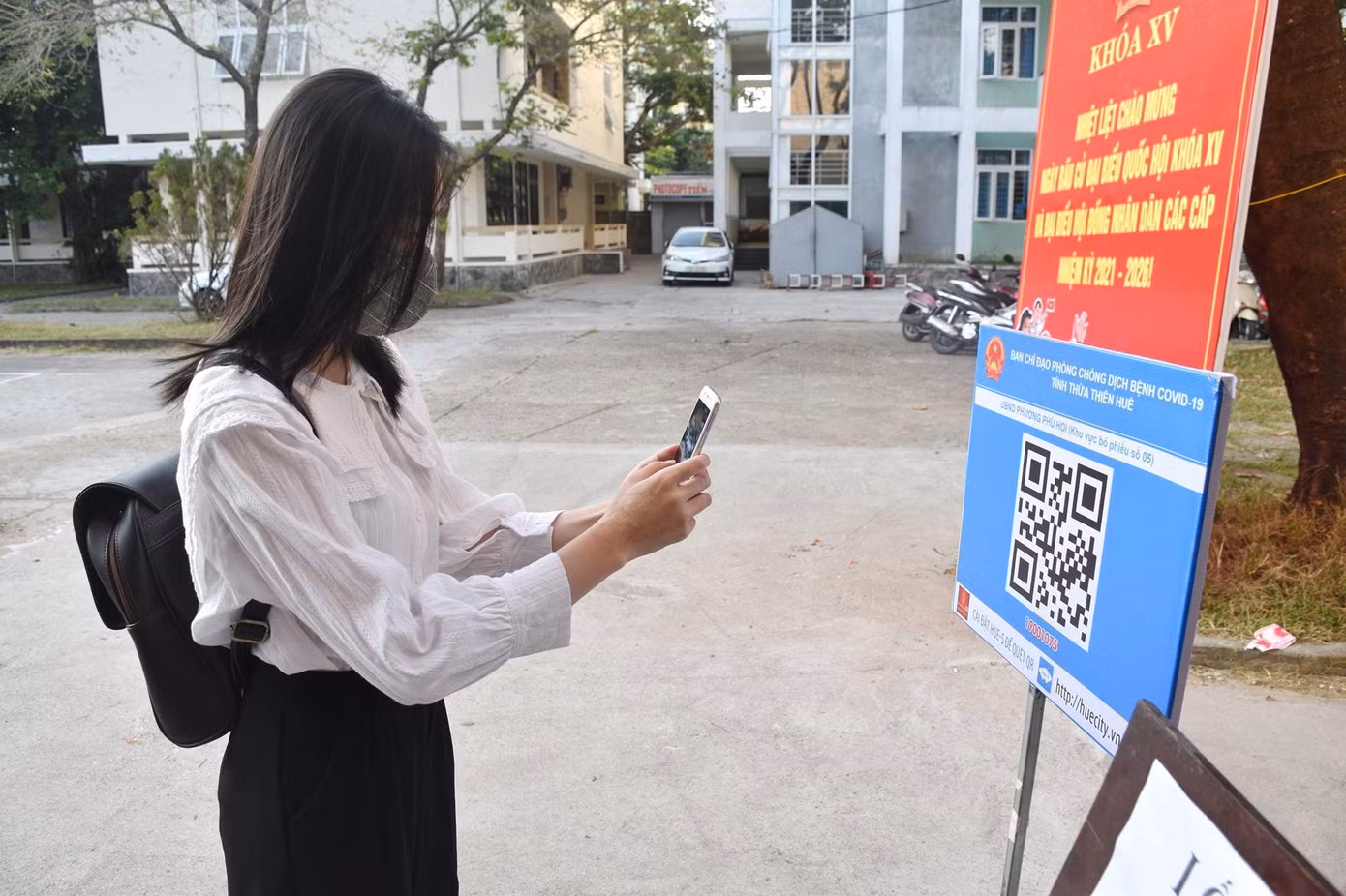 Sinh viên khai báo y tế trực tuyến trước khi vào khu vực bỏ phiếu tại ĐH Huế.