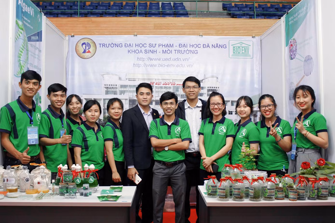 TS Trịnh Đăng Mậu (giữa) cùng các sinh viên giới thiệu các nghiên cứu, ứng dụng về tảo xoắn.