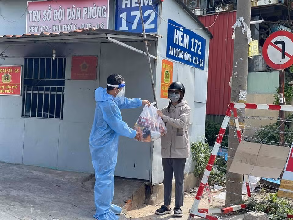 ĐHQG TP. HCM trao quà hỗ trợ cho sinh viên ở trọ tại Quận 8. Ảnh: VNUHCM ĐHQG TP. HCM trao quà hỗ trợ cho sinh viên ở trọ tại Quận 8. Ảnh: VNUHCM