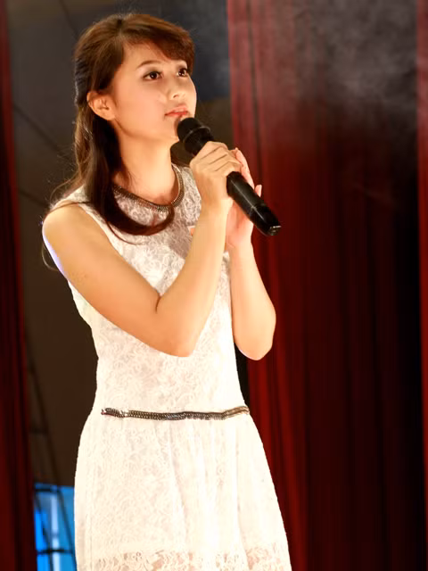 Thu Trang thể hiện phần thi tài năng của mình bằng ca khúc 