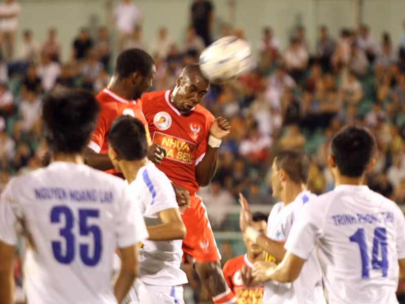 Chủ nhà Sài Gòn FC (đỏ) tỏ ra vượt trội so với đội khách Thanh Hóa Ảnh: Tường Vũ
