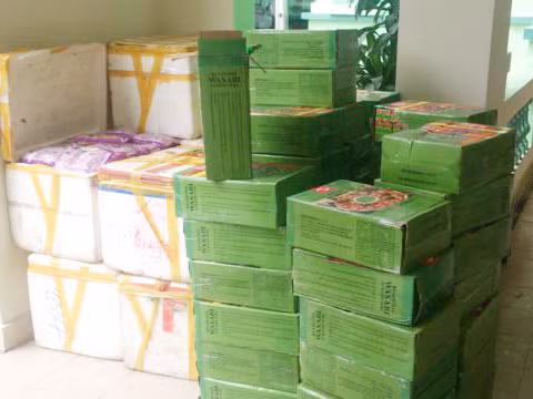 Đây là các thùng đựng đầy bột tạp và bánh khoai môn có nguồn gốc từ Trung Quốc