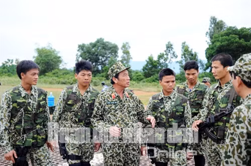  Thiếu tướng Trần Xuân Hòe, Tư lệnh Binh chủng Đặc công, giao nhiệm vụ cho các chiến sĩ tham gia diễn tập. 