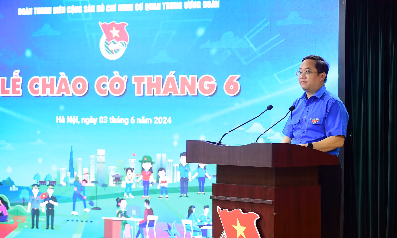 Anh Nguyễn Quốc Huy trình bày báo cáo tại lễ chào cờ tháng 6. Ảnh: Xuân Tùng