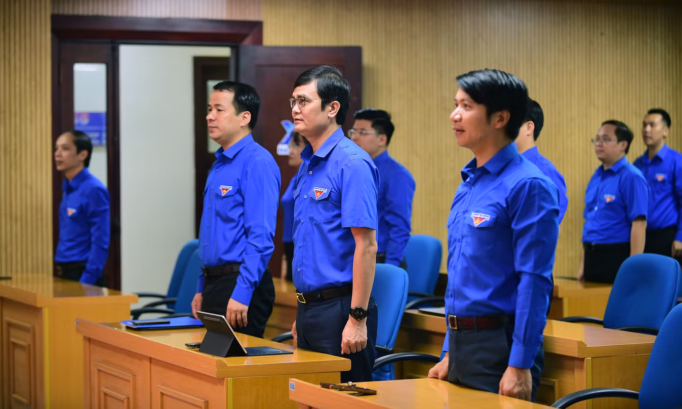 Ban Bí thư T.Ư Đoàn và lãnh đạo, chuyên viên các ban cơ quan T.Ư Đoàn thực hiện nghi lễ chào cờ. Ảnh: Xuân Tùng