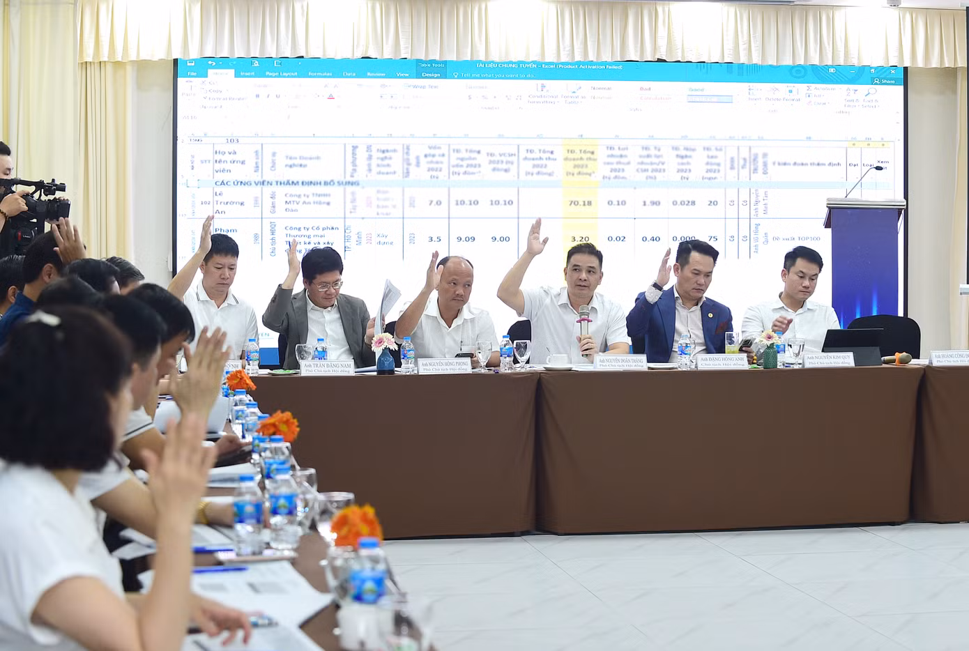 Các thành viên hội đồng biểu quyết tại Hội nghị Hội đồng chung tuyển bình chọn danh hiệu Doanh nhân trẻ khởi nghiệp xuất sắc 2024. Ảnh: Xuân Tùng Các thành viên hội đồng biểu quyết tại Hội nghị Hội đồng chung tuyển bình chọn danh hiệu Doanh nhân trẻ khởi nghiệp xuất sắc 2024. Ảnh: Xuân Tùng