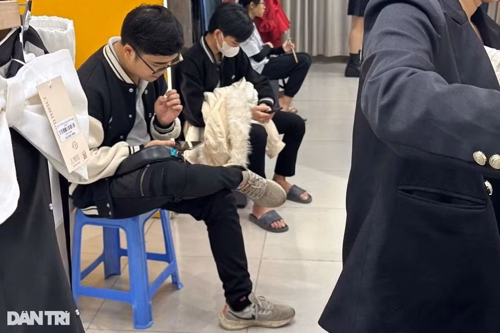 Nhiều chàng trai kiên nhẫn đợi người yêu, vợ mua sắm Tết (Ảnh: Thanh Thúy).