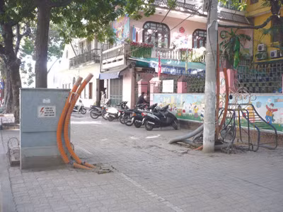 Do tủ điện áp và dây điện loằng ngoằng, cổng chính trường mầm non B (Hoàn Kiếm) đã phải đóng cửa