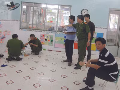 Khám nghiệm hiện trường xảy ra vụ bắt cóc con tin