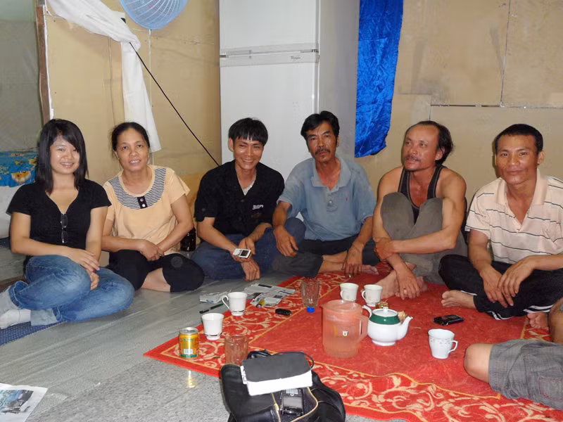 Huyền (ngoài cùng bên trái) cùng lao động Việt Nam tại . Huyền (ngoài cùng bên trái) cùng lao động Việt Nam tại