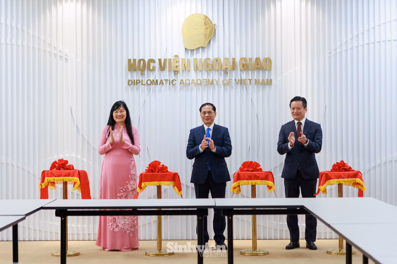 Phó Thủ tướng Chính phủ, Bộ trưởng Bộ Ngoại giao Bùi Thanh Sơn cùng lãnh đạo Học viện Ngoại giao TS. Phạm Lan Dung và TS. Nguyễn Hùng Sơn cắt băng khánh thành phòng truyền thống của Học viện. Phòng truyền thống được khánh thành đúng dịp 65 năm thành lập Học viện, mang nhiều ý nghĩa to lớn: là nơi lưu lại những cột mốc lịch sử vẻ vang của nhà trường; là nguồn động lực, tinh thần, cảm hứng cho các thế hệ mai sau tiếp nối và phát huy truyền thống tốt đẹp, đóng góp cho sự phát triển của Học viện và ngành Ngoại giao; là sự tri ân, thể hiện lòng biết ơn, chân thành của các thế hệ hậu bối Học viện Ngoại giao đối với thành quả mà các thế hệ đi trước đã dày công gây dựng.