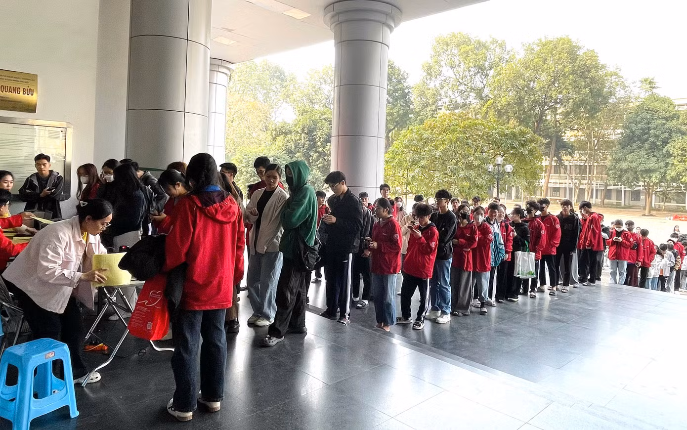 Hàng dài sinh viên từ khắp các trường đại học, học viện tại Hà Nội xếp hàng chờ đăng ký tham gia hiến máu trong ngày hội “Chủ Nhật Đỏ”.