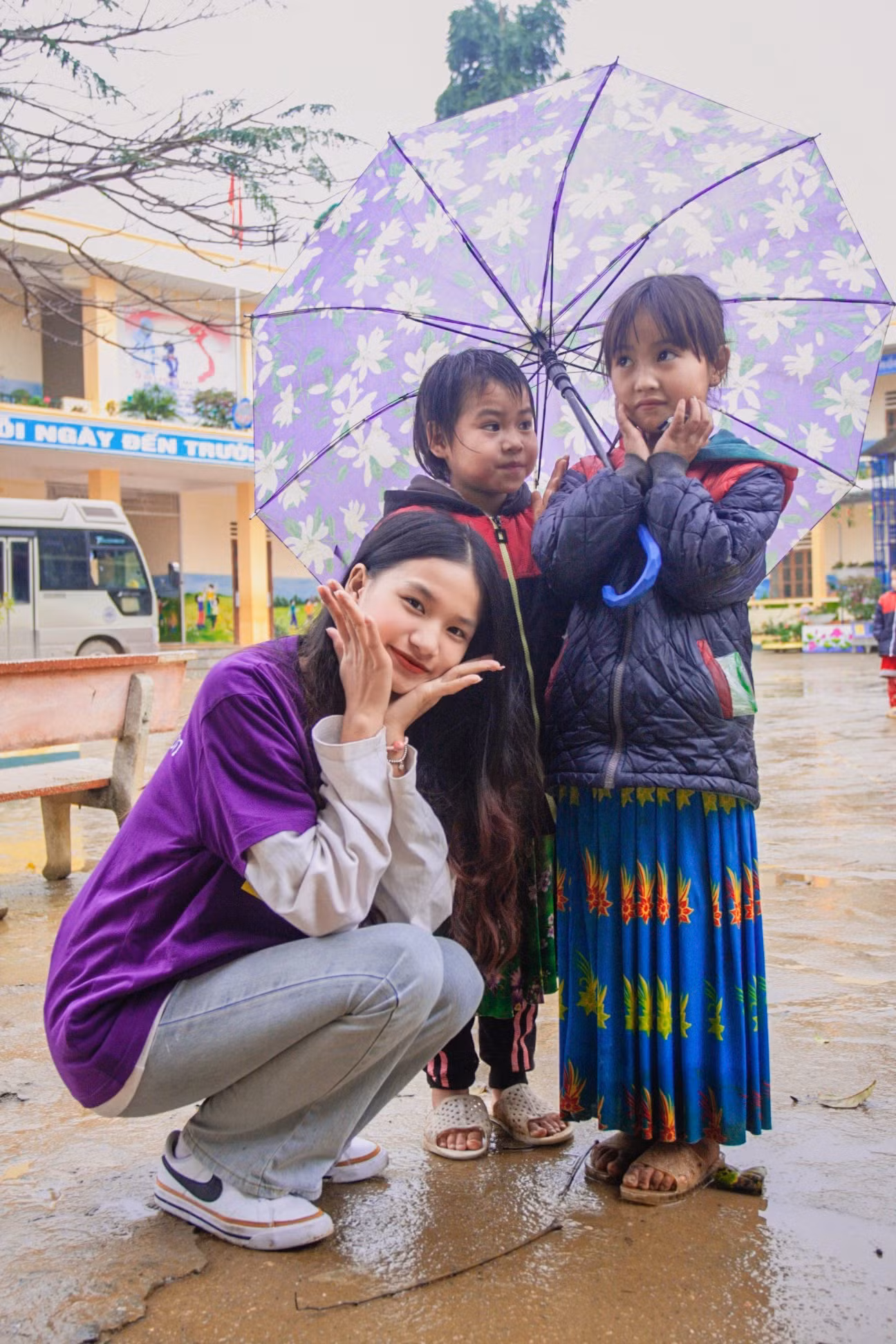 Nữ sinh luôn tham gia tích cực vào các hoạt động tình nguyện. Nữ sinh luôn tham gia tích cực vào các hoạt động tình nguyện.