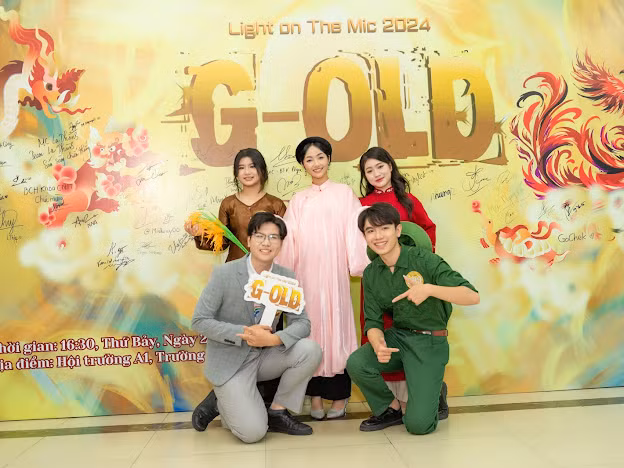 Minh Tiến cùng đội tại Chung kết cuộc thi Light On The Mic 2024.