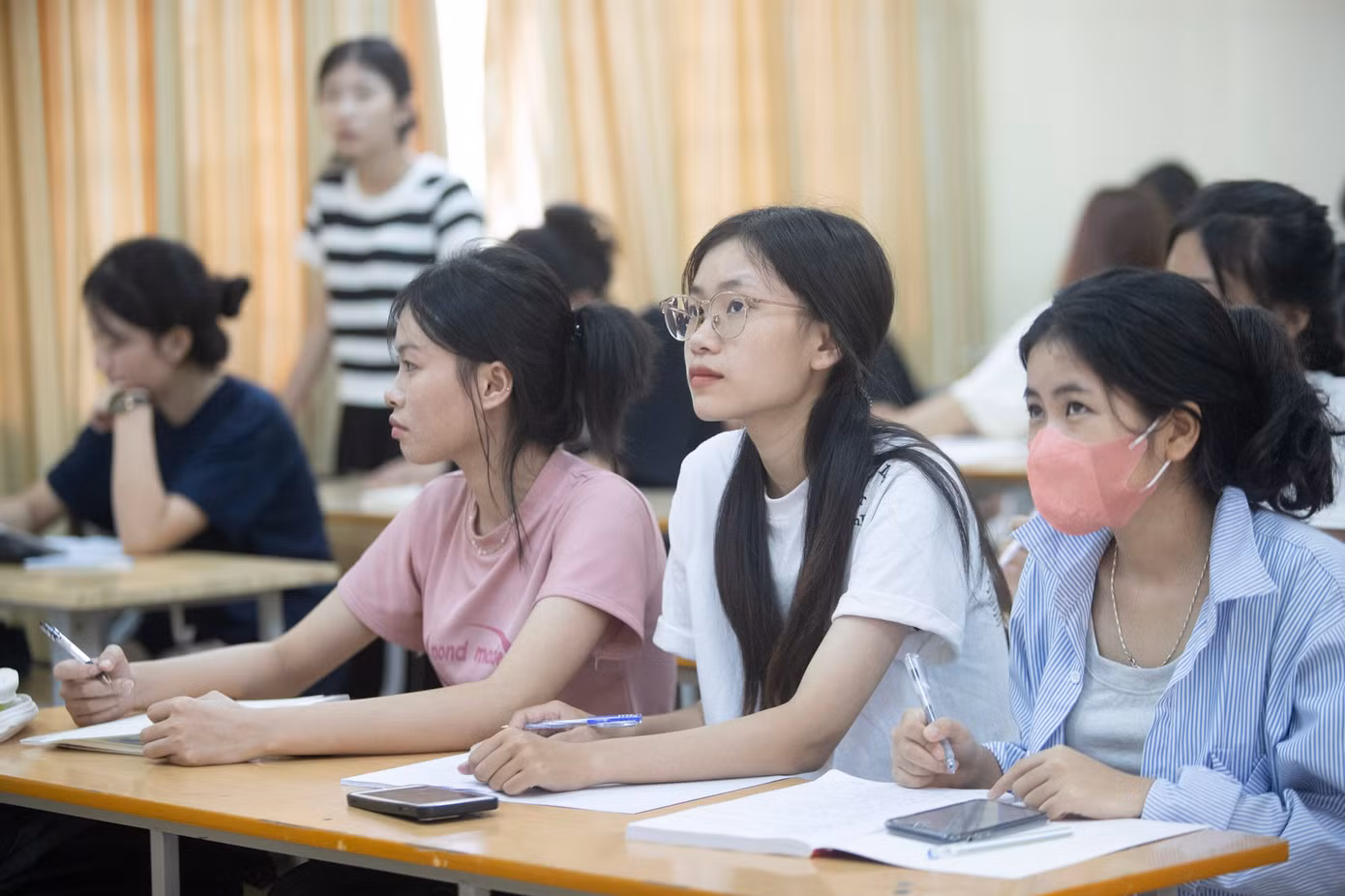 Với các sinh viên đang ở vùng lũ, nhà trường đã xây dựng 2 phương án: Phương án thứ nhất, nếu sinh viên đủ điều kiện thì giáo viên cho phép sinh viên dự học online cùng các bạn trên lớp tại giảng đường theo thời khóa biểu. Phương án thứ hai, nếu sinh viên đang ở vùng lũ bị mất điện, không có internet, giảng viên sẽ quay lại bài giảng cho sinh viên tự nghiên cứu và có thể tổ chức giải đáp hoặc dạy bù ngay sau khi sinh viên trở lại trường.