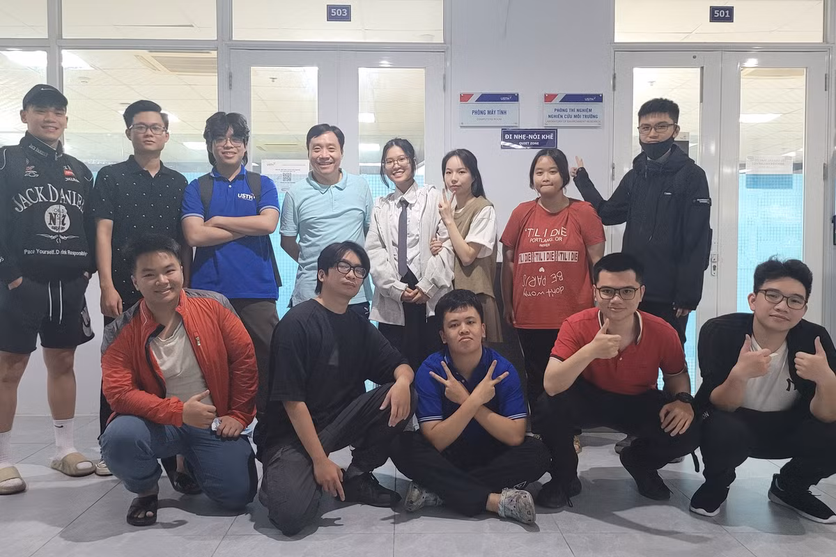 Lớp chuyên ngành tại USTH của Thu chụp ảnh cùng thầy giáo người Đài Loan. Lớp chuyên ngành tại USTH của Thu chụp ảnh cùng thầy giáo người Đài Loan.
