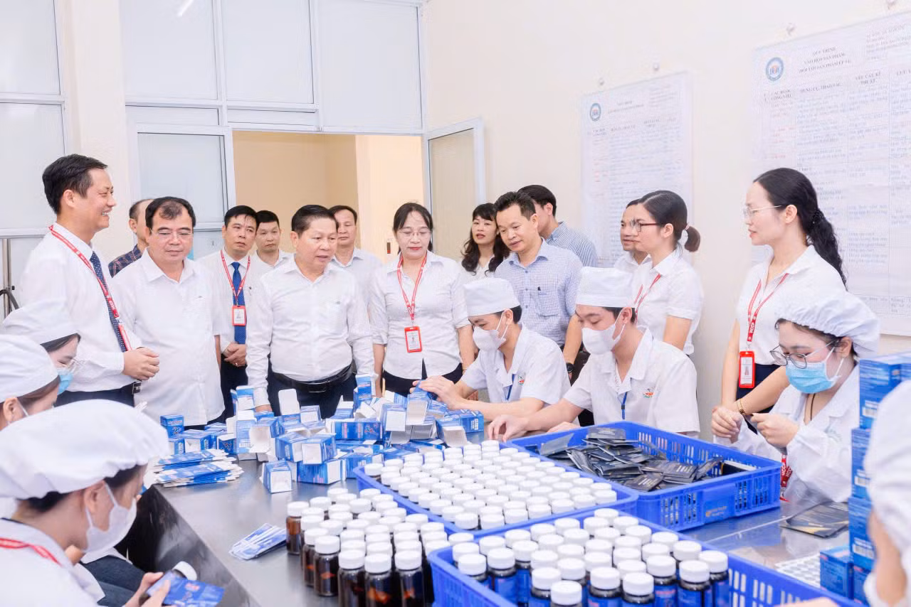 TS. Trần Bá Kiên – Hiệu trưởng cùng Sinh viên tại Trung tâm Nghiên cứu và Kinh doanh Dược của trường. TS. Trần Bá Kiên – Hiệu trưởng cùng Sinh viên tại Trung tâm Nghiên cứu và Kinh doanh Dược của trường.
