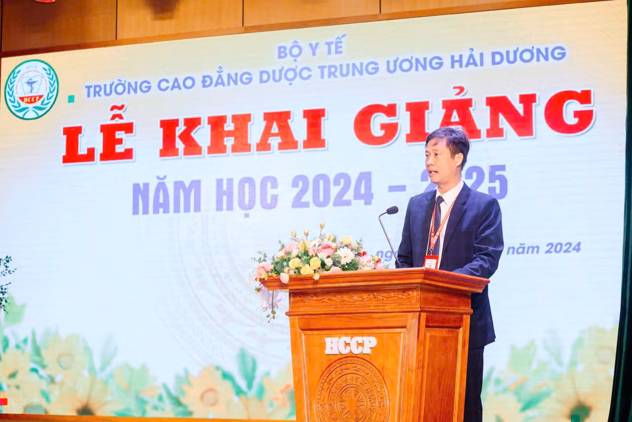 TS. Trần Bá Kiên – Hiệu trưởng, trong Lễ Khai giảng năm học 2024-2025. TS. Trần Bá Kiên – Hiệu trưởng, trong Lễ Khai giảng năm học 2024-2025.