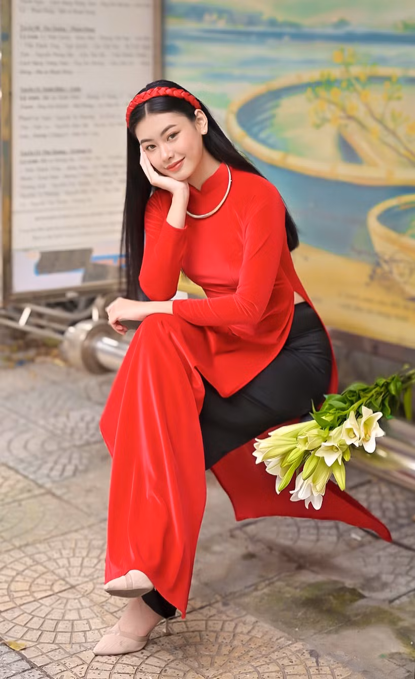 Phạm Tâm Anh Thy - sinh viên trường Đại học Kinh tế, Đại học Đà Nẵng. Phạm Tâm Anh Thy - sinh viên trường Đại học Kinh tế, Đại học Đà Nẵng.
