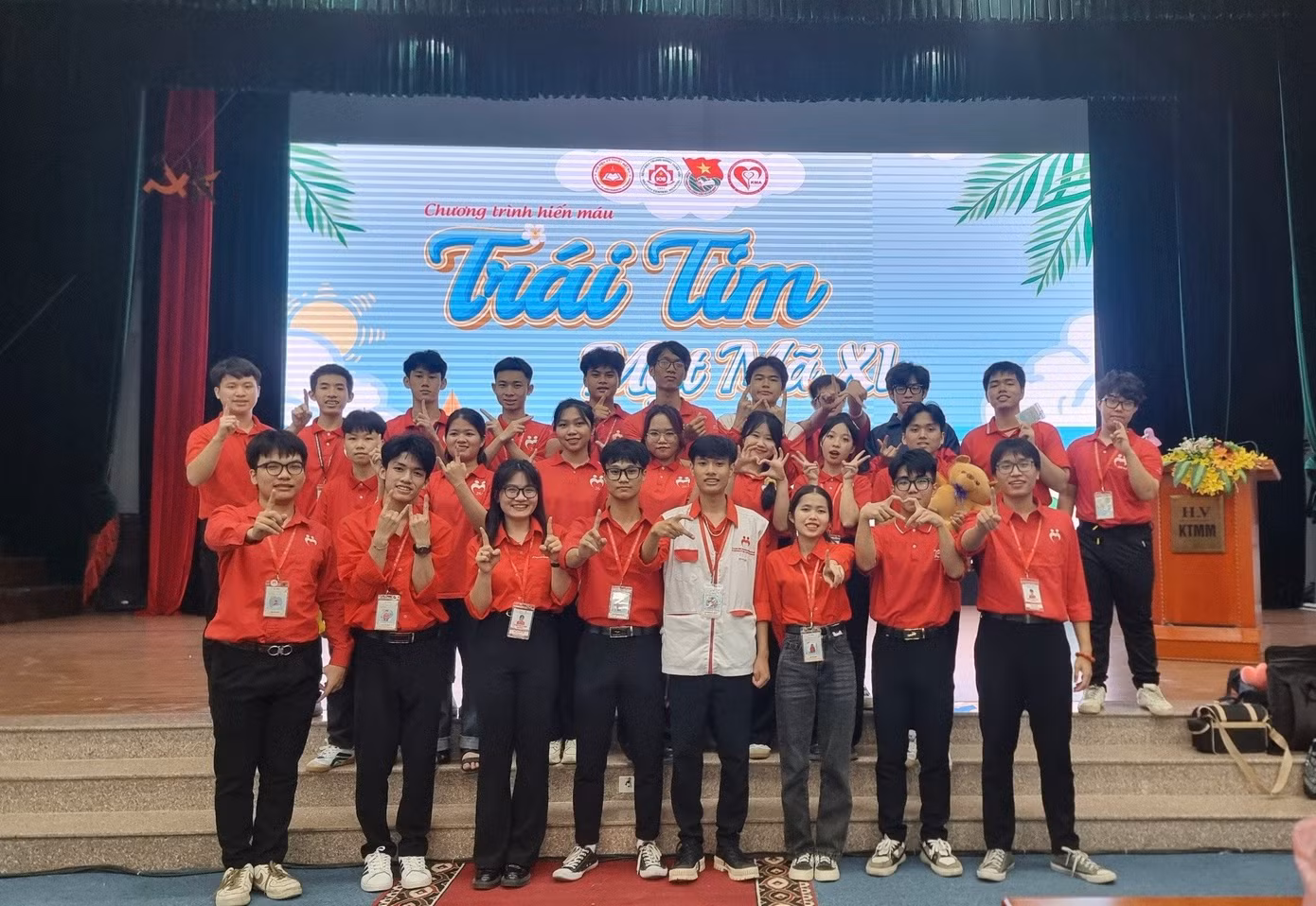 Nam sinh học cách quản lý thời gian để cân bằng học tập và hoạt động ngoại khóa.